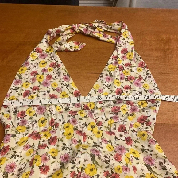 Forever 21 floral romper size M. NWOT and partial label. - Picture 11 of 12